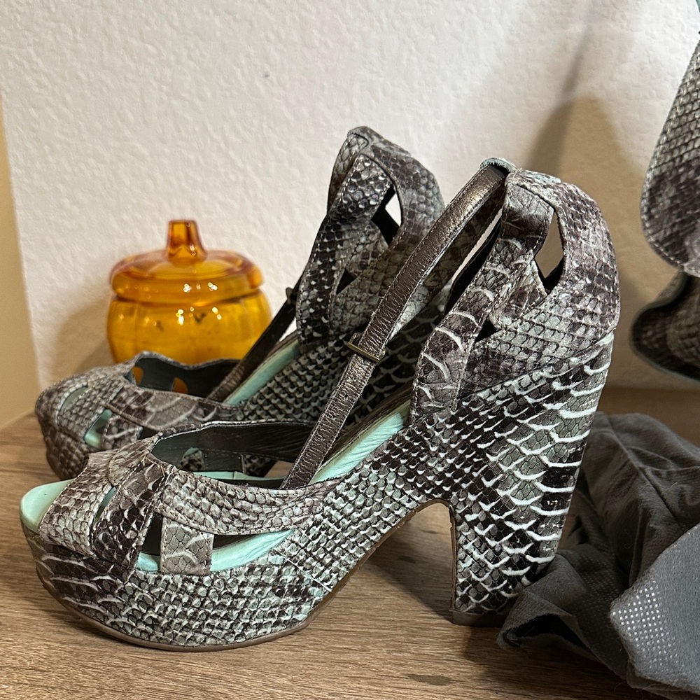 100% Leather Snakeskin style Heels and Bag Set with Aqua Accents. Size 8. VELEZ - Picture 4 of 11